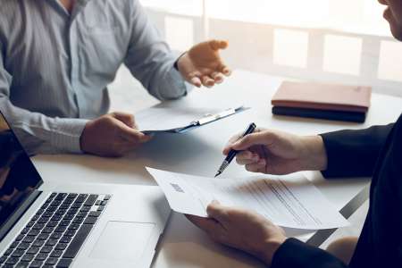 Foto: Personen im Gespräch